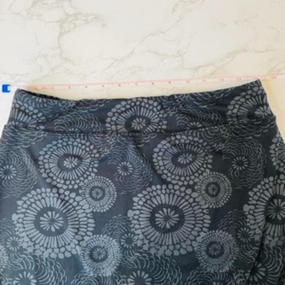 Tranquility Black Gray Mandala Floral Stretchy Skort | Medium - Picture 6 of 6